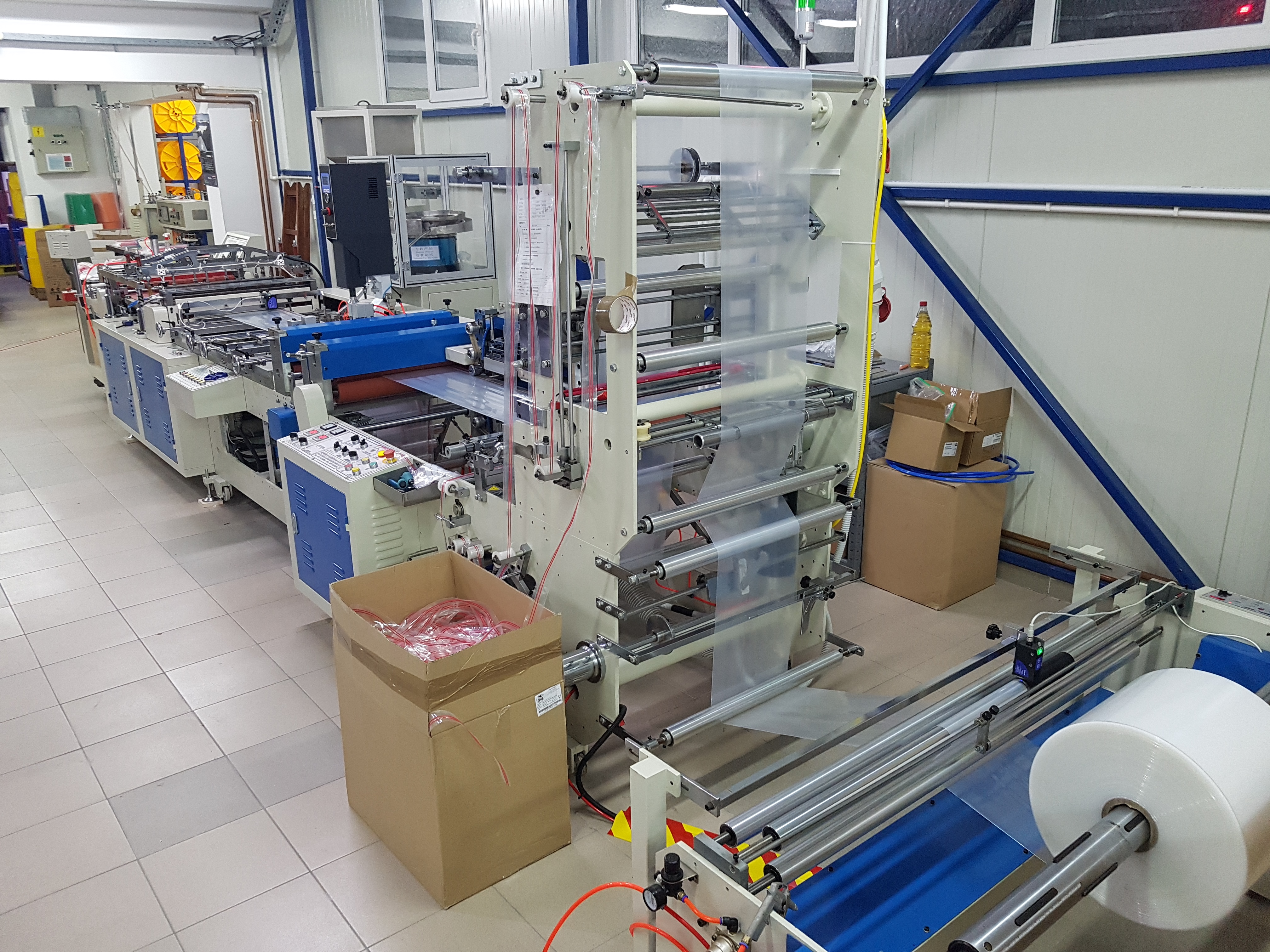 Pogled na proizvodni pogon sa industrijskim mašinama